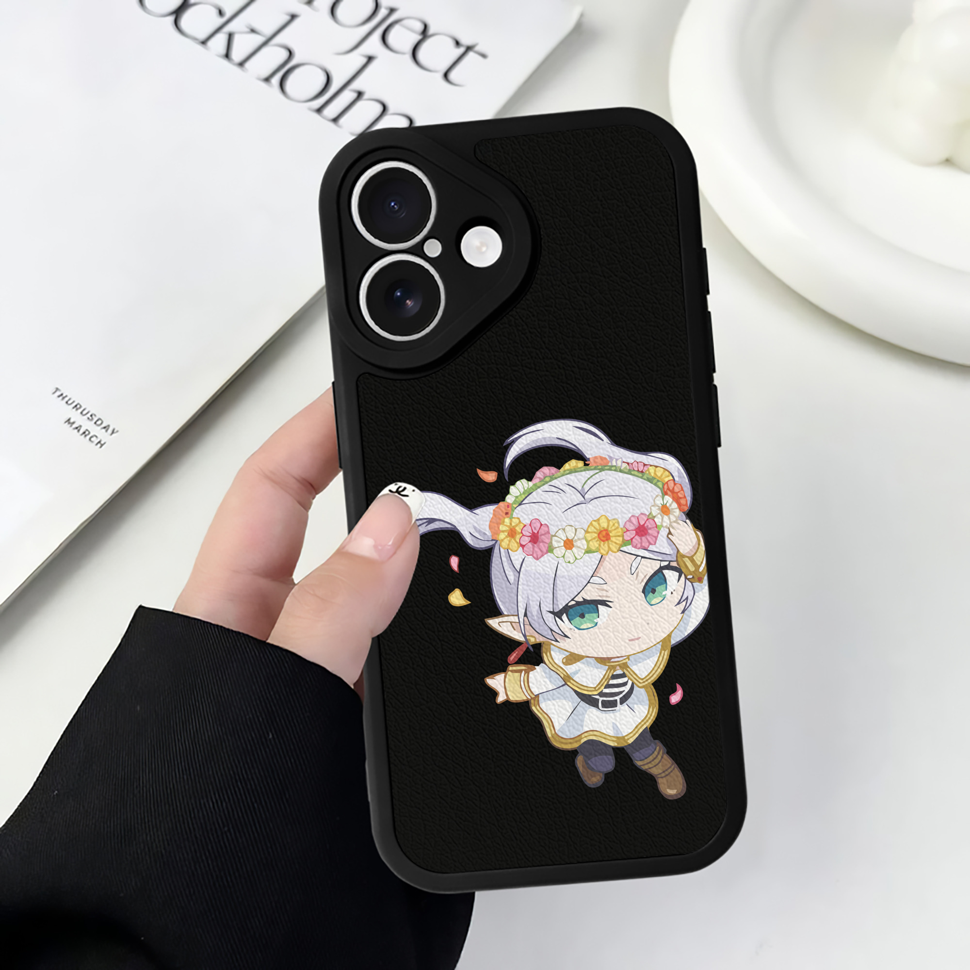 （画像用） 葬送のフリーレン Frieren 【iPhone 16シリーズ対応】シリコンスマホケース（レザー調） 材質：シリコン